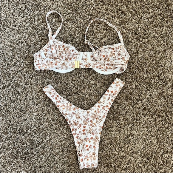 Kulani Kinis Running Flower Bikini Set size small - Picture 2 of 6